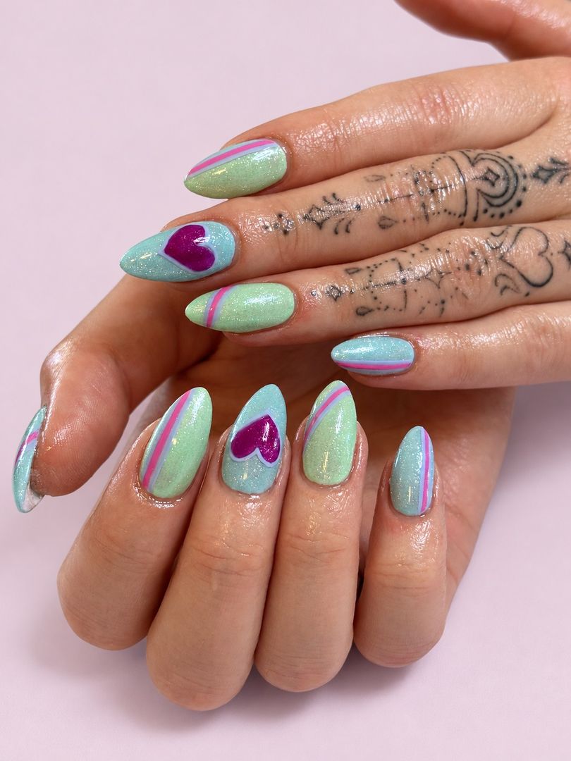 Pastellnegler med hjerter og striper – Nailwitch på Bryne